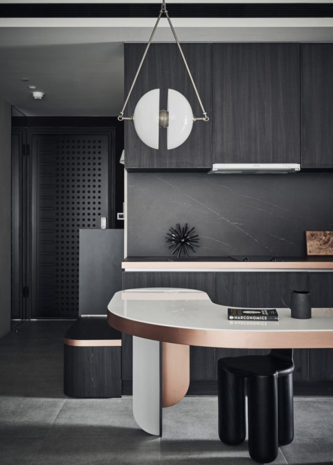  لمسات من النحاسي البراق مع ديكور المطبخ بلونه الأسود الجذاب