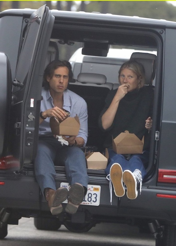 جوينيث بالترو وبراد فالتشوك