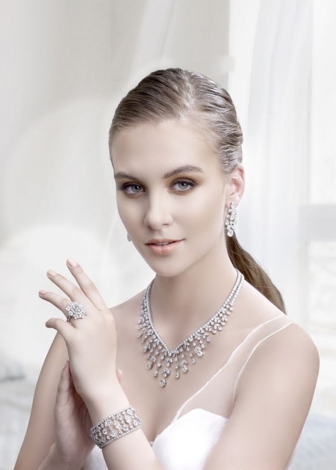 أطقم استثنائية مجوهرات معوّض.. تليق بالعروس المميزة