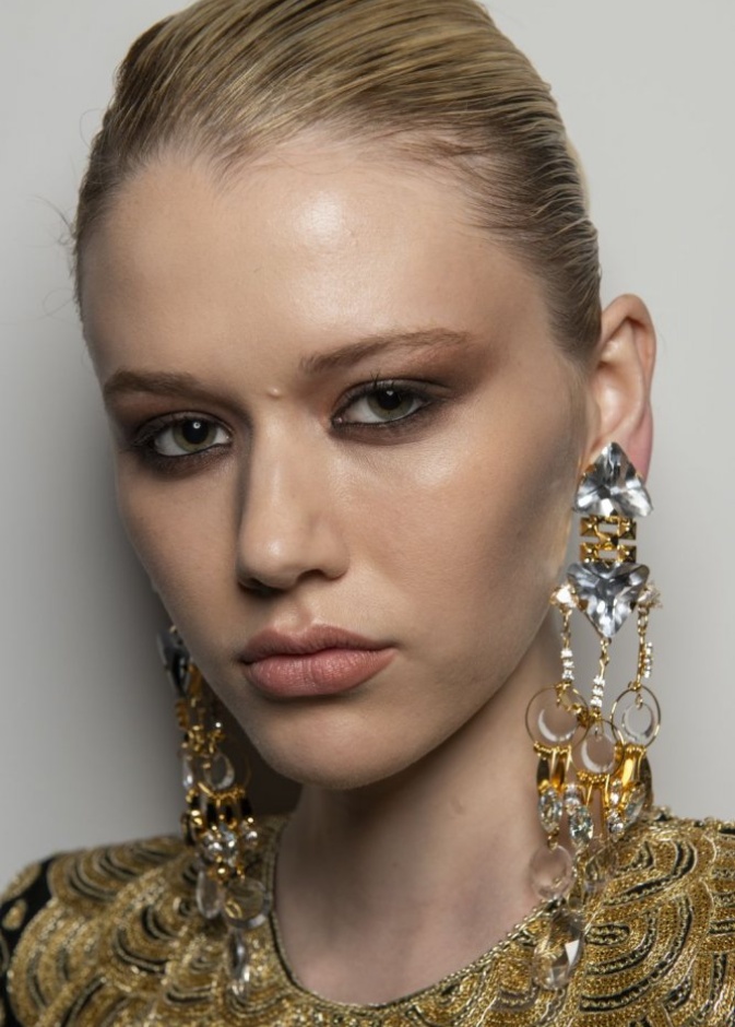 مكياج عيون برونزي مشرق لصيف 2020 من Naeem Khan