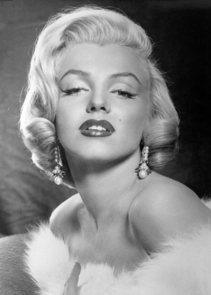 مارلين مونرو تتزين باللؤلؤ