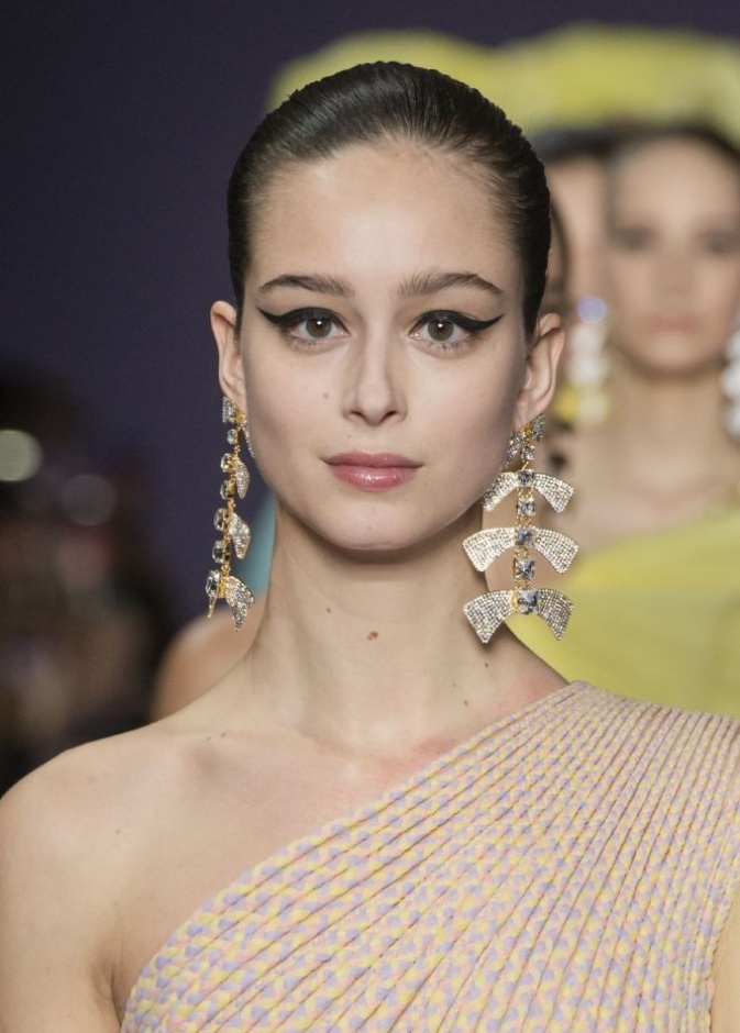 رسمات ايلاينر ريترو عريضة ومجمحة من دار Georges Hobeika