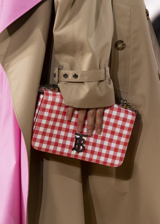 حقائب بأقمشة الكارو الاحمر الصغير من دار Burberry