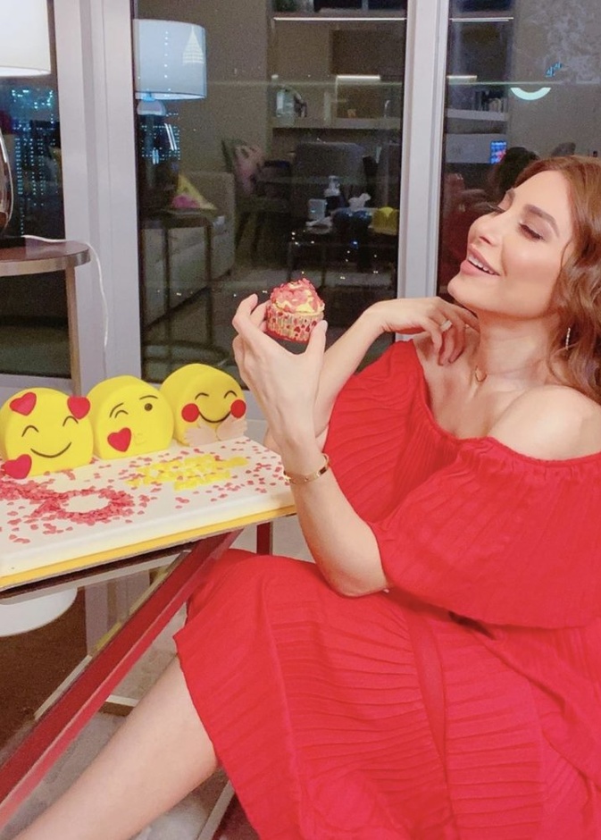 يارا تحتفل بعيد ميلادها في المنزل خلال الحجر الصحي