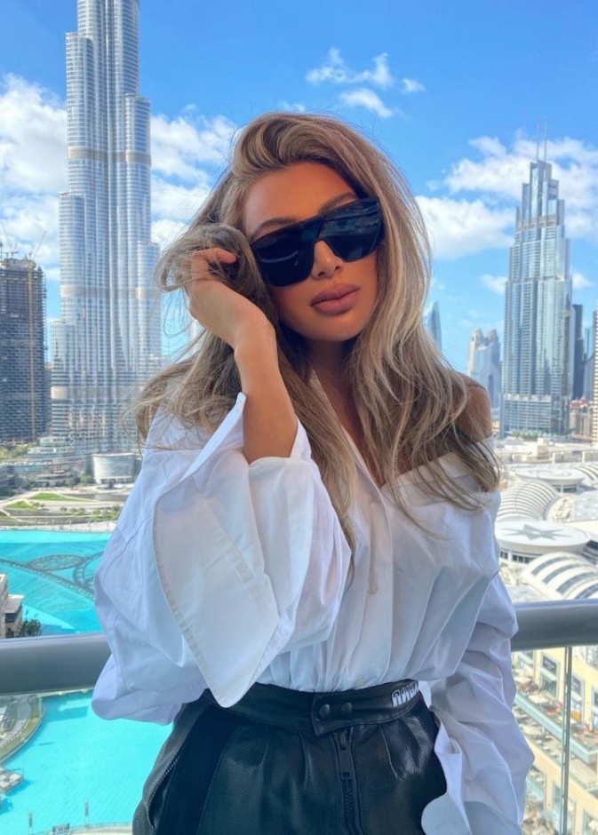 نسقت مايا دياب قميص أبيض مع بنطلون خصر عال من الجلد الأسود