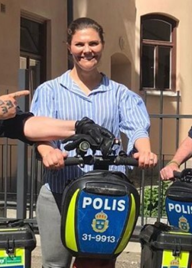 الأميرة فيكتوريا تلتقي مجموعة من رجال الشرطة