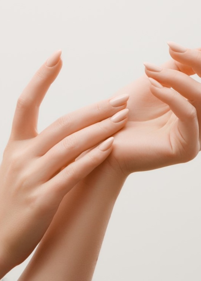 العسل لترطيب الأظافر وتطويلها