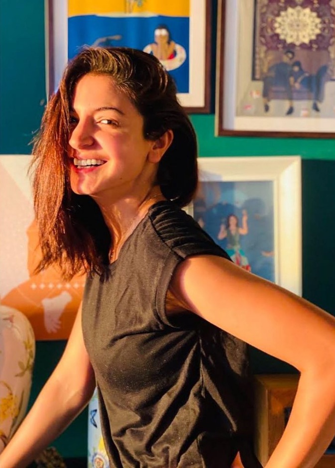 تعليق ساخر من أنوشكا شارما على صورها في العزل المنزلي