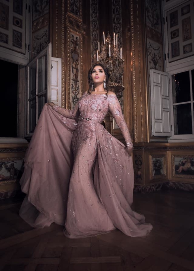 أطلت بفستان أنيق باللون الزهري الباستيل من تصميم زهير مراد