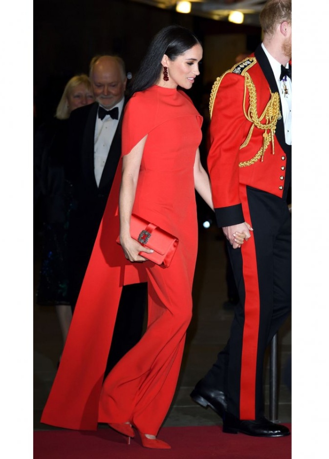  ميغان ماركل ساحرة بفستان من دار Safiyaa مع الكاب الطويل