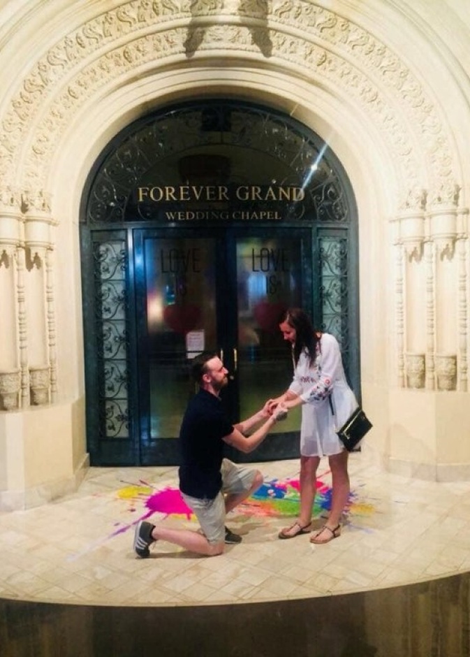  ناثان أثناء تقدمه بعرض الزواج لشارلوت في لاس فيغاس