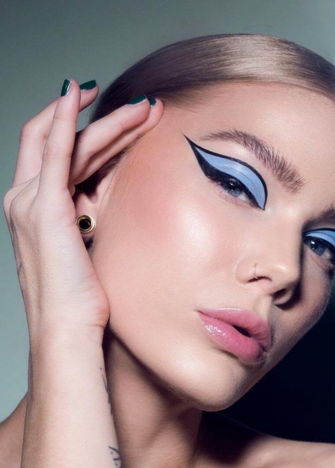 مكياج عيون صيفي بالكحل الملون موضة