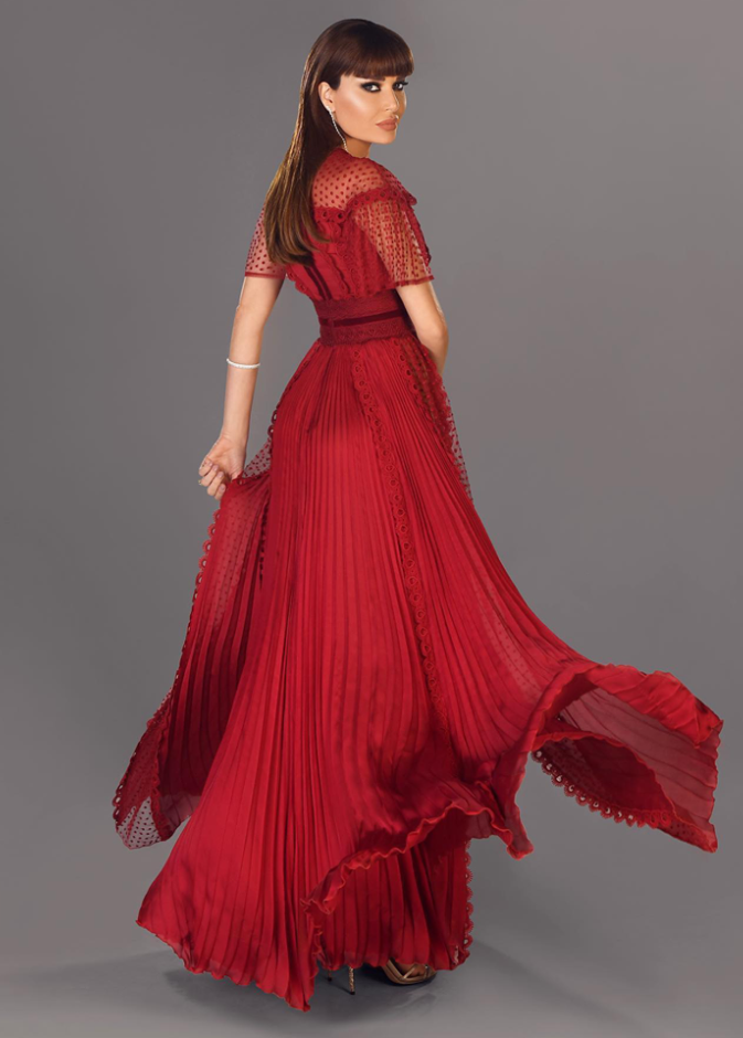 احدث اطلالات سيرين عبدالنور بموضة الفستان الاحمر وأقمشة البليسيه