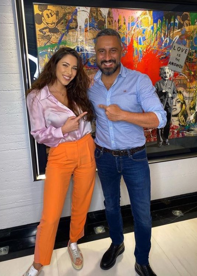 نسقت دانييلا القميص الزهري مع السروال البرتقالي