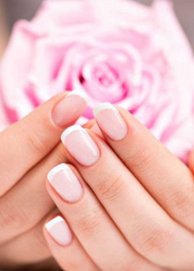 المواد الكيميائية المستخدمة في لصق الأظافر الاصطناعية قد تضر بالأظافر وتسبب الحساسية