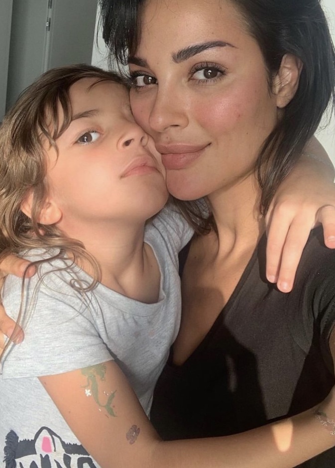 صورة جديدة مليئة بالحب تجمع بين نادين نسيب نجيم وابنتها هافن