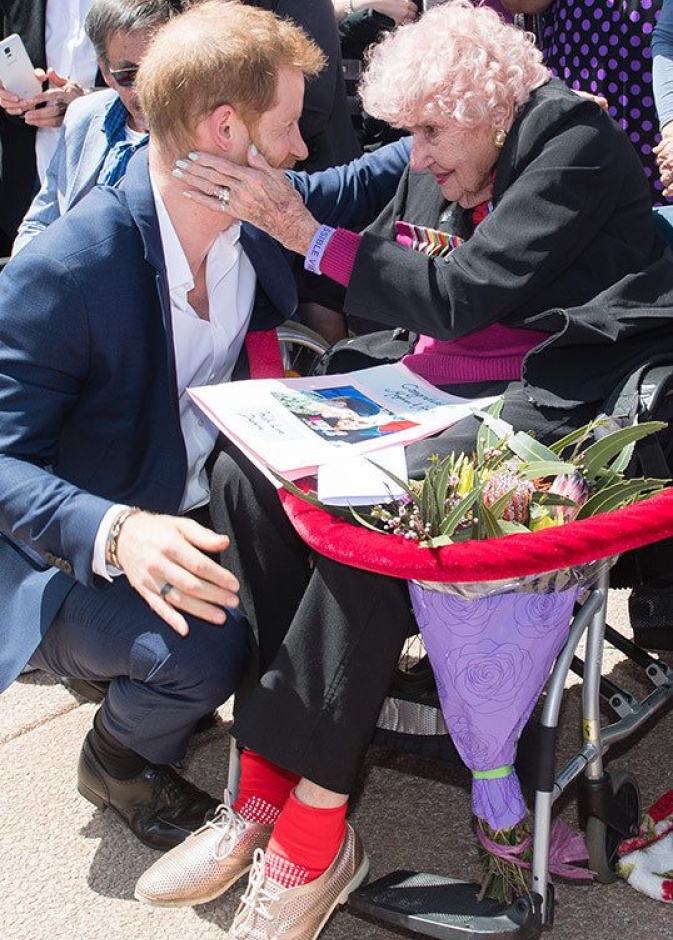 بالعناق يكسر أفراد العائلة المالكة البريطانية البروتوكول الملكي