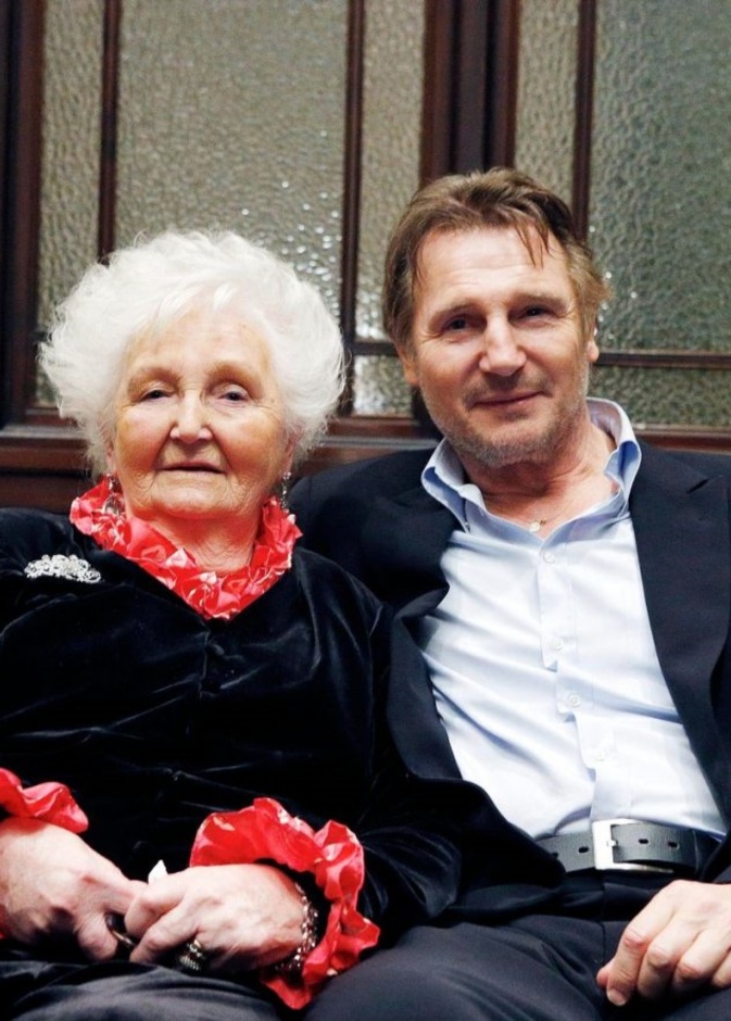 ليام نيسون وأمه