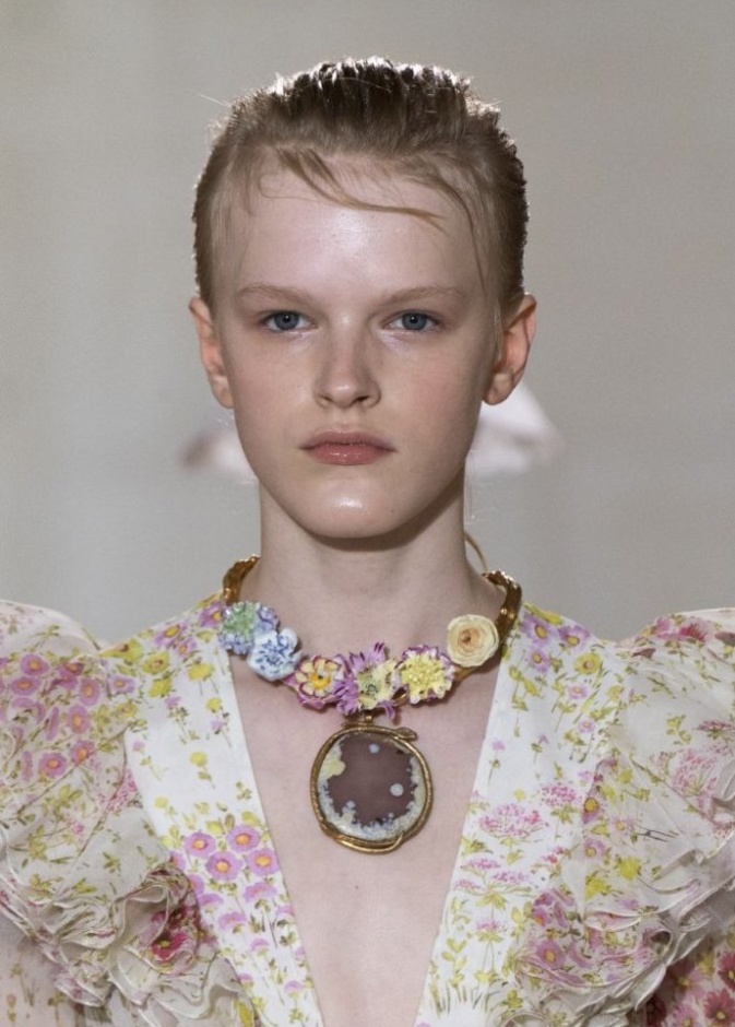 موديلات اكسسوارات القلادات الكبيره والموردة من Giambattista Valli