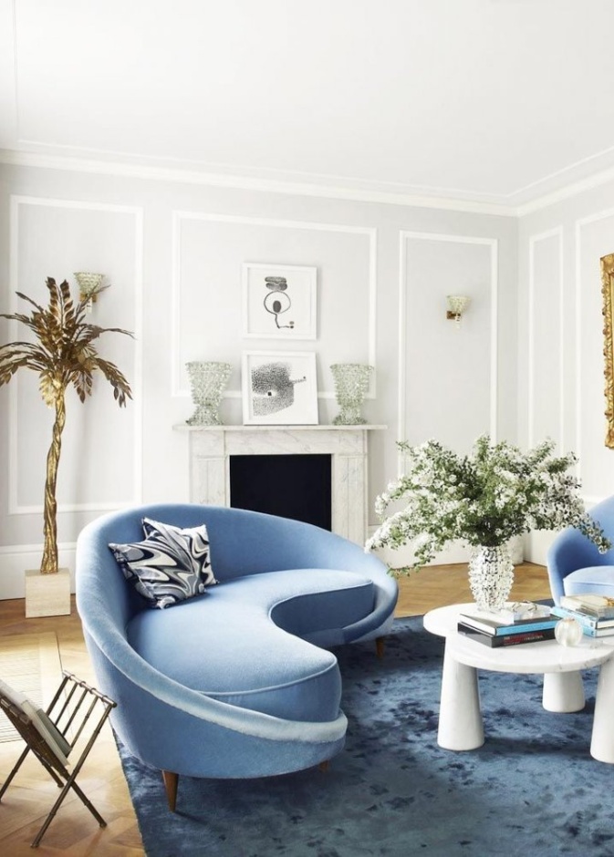 كنب مودرن بلونه الأزرق الباستيل لغرفة معيشة كلاسيك