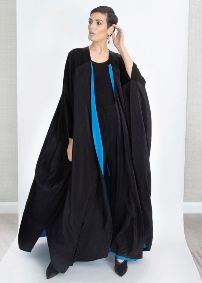 عباية مينيمالية تحاكي موضة color block من Ghudfah
