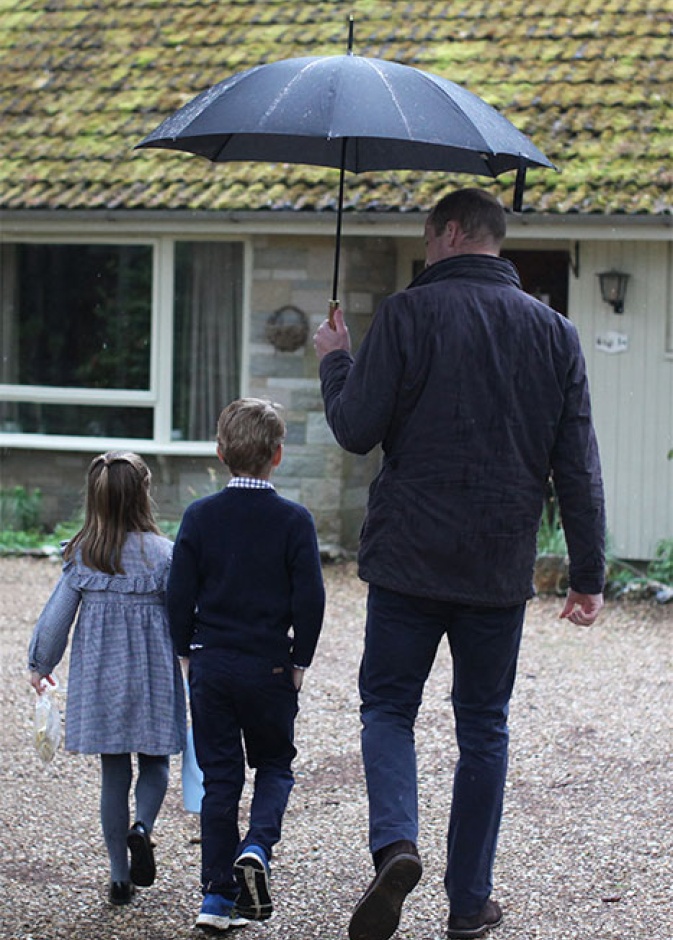 الأمير وليام وطفليه يوزعون حقائب طعام على المتضررين