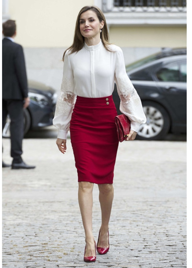  تنورة ميدي باللون الأحمر تألقت بها الملكة ليتيسيا