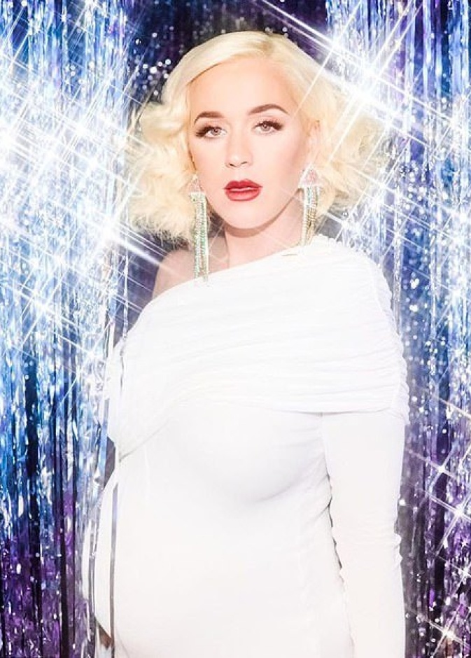 أكملت كايتي اللوك بأقراط لافتة مرصّعة بالكريستالات من مجموعة Zarqua