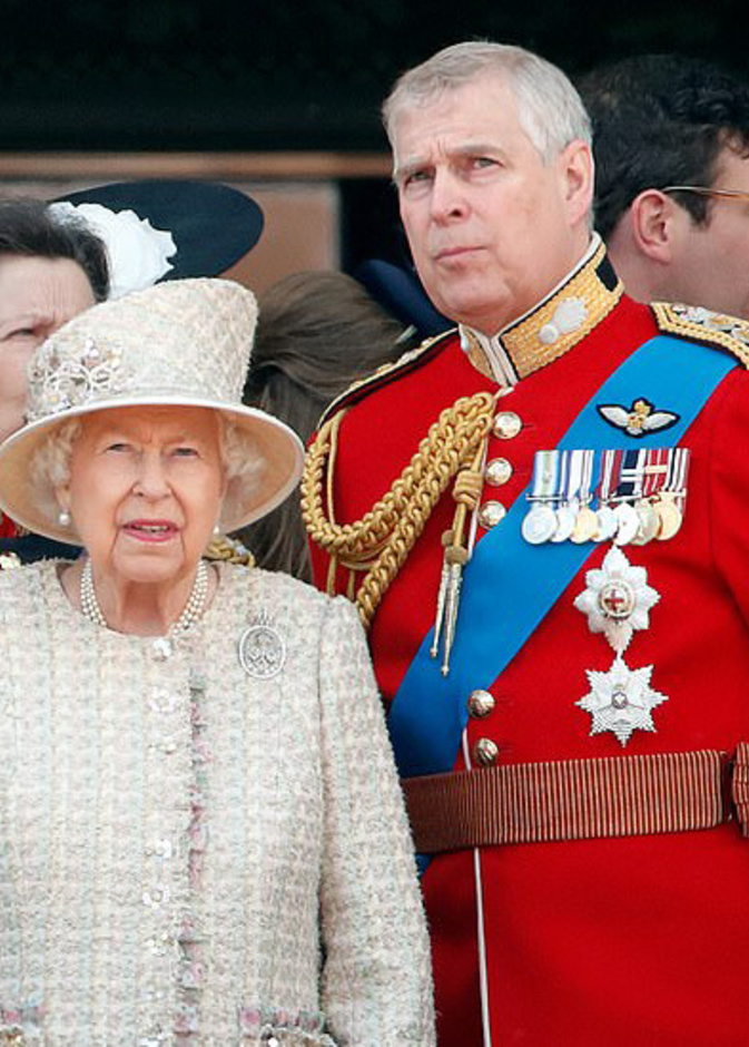 الأمير أندرو يحتفظ بحراسته الرسمية رغم انسحابه من العمل الرسمي بعد تدخل الملكة