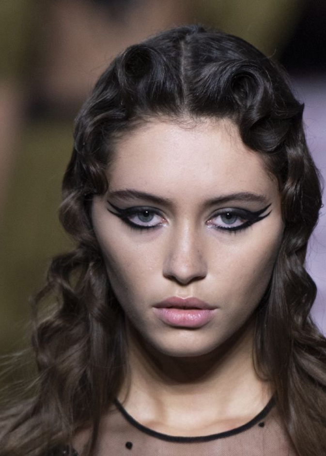 طريقة رسم ايلاينر غرافيكي للعيون اللوزية من Miu Miu