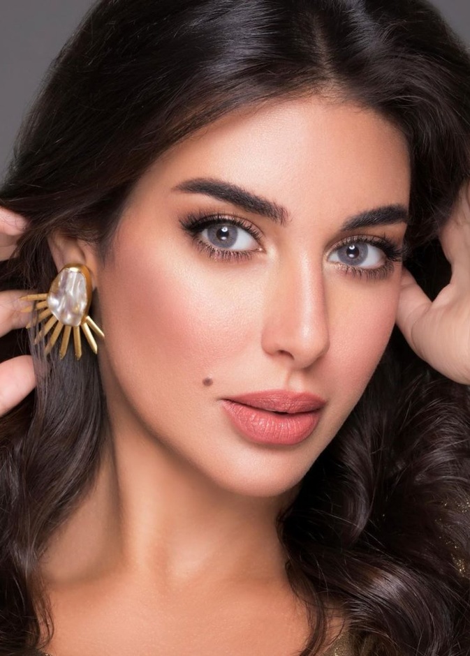 ياسمين صبري اختارت مكياج ناعم مع فستانها الازرق