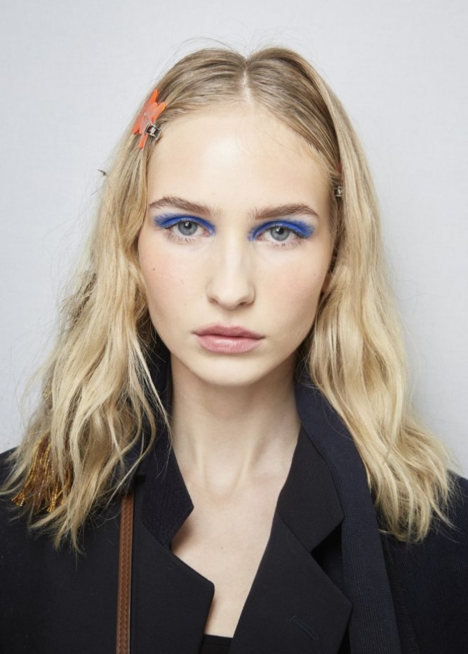 رسمات مكياج مع الالوان الصارخة والزرقاء أجدد صيحات صيف 2020 من Tadashi Shoji