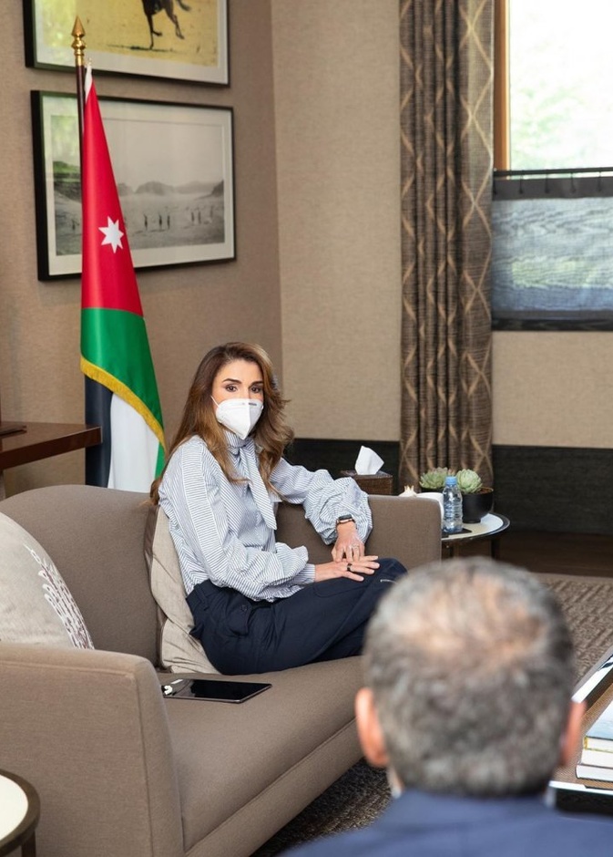 تألقت بلوك كلاسيكي أنيق مع لمسة من العصرية