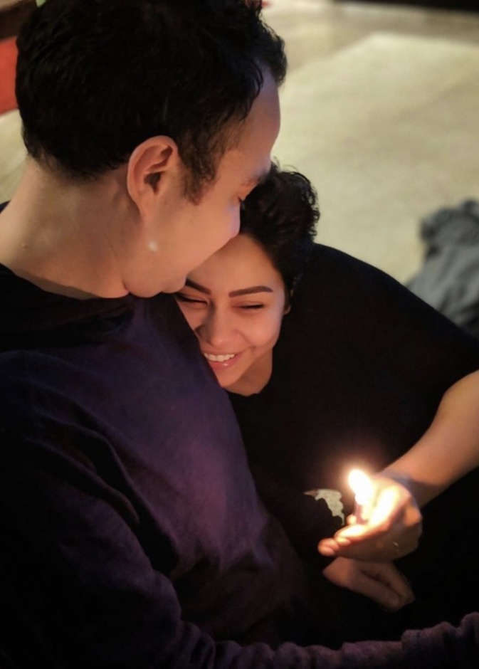 صورة عفوية نشرتها شيرين برفقة زوجها لتنفي إشاعات خلافهما