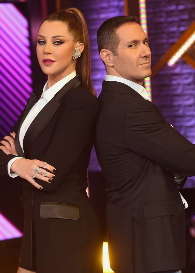 كارلا متألقة بفستان تاكسيدو وطوني بالبدلة مع السروال الجينز