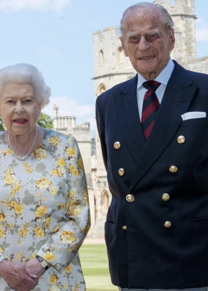 لقطة لطيفة تجمع الملكة اليزابيث بزوجها الأمير فيليب في عيد ميلاده الـ99