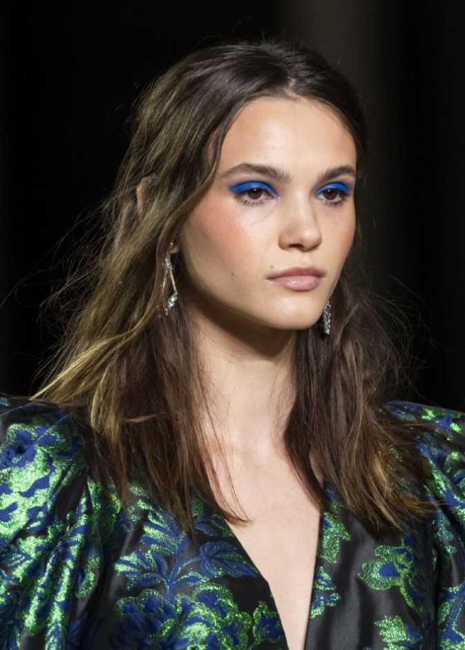 طريقة رسم مكياج عيون باللون الازرق النيلي من دار Tadashi Shoji