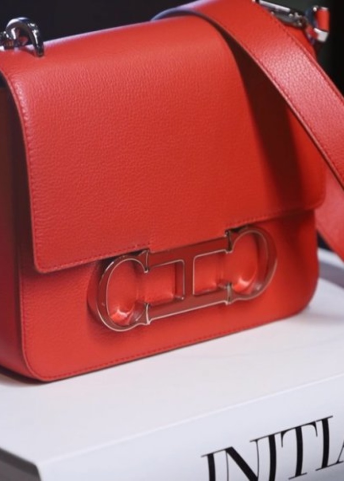 حقيقة Initials Insignia