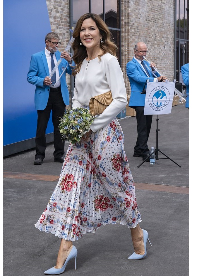 صور اطلالات الاميرة ماري ملكة الدنمارك الانيقة وكيف بدت بعد الحجر المنزلي