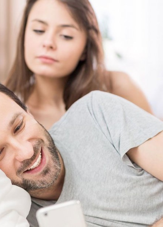 علامات الزوج الذي يخون زوجته