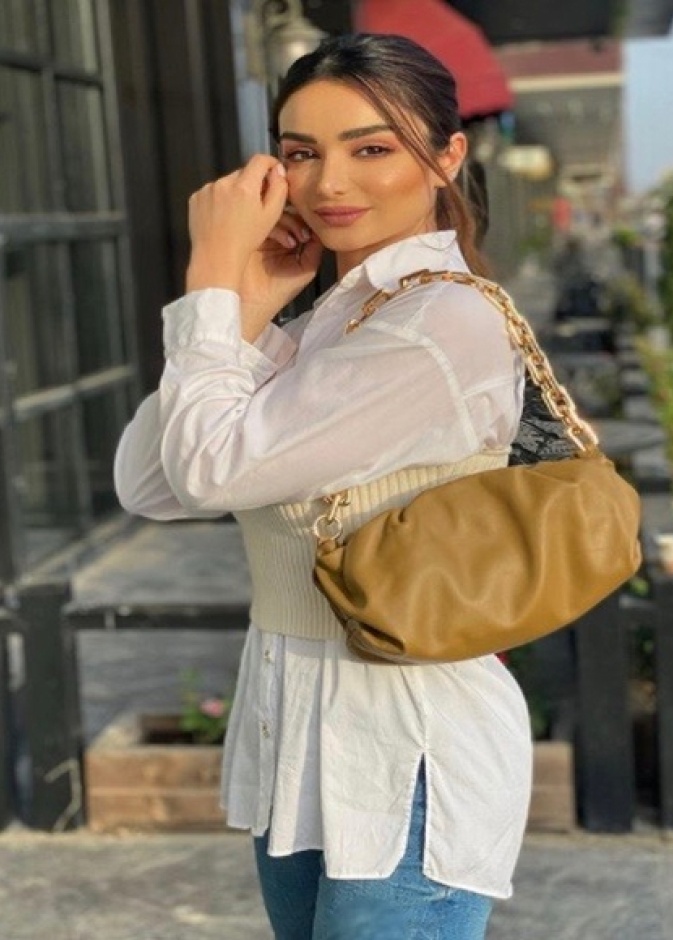 هيفاء حسوني في لوك شبابي في القميص الأبيض