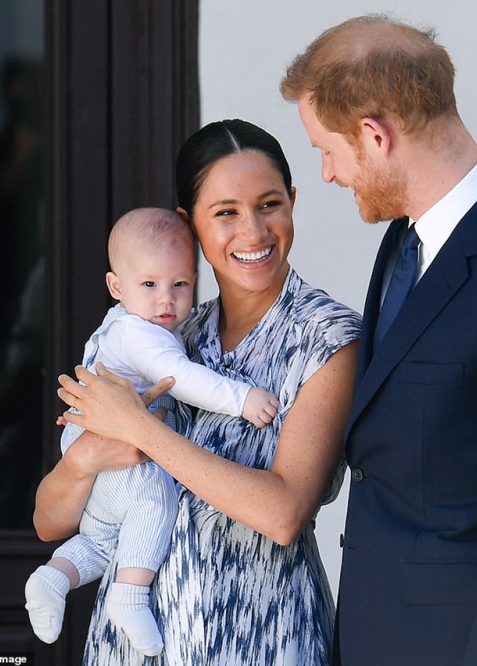 الأمير هاري وزوجته يهنئان الأمير فيليب بعيد ميلاده بمكالمة مرئية خاصة