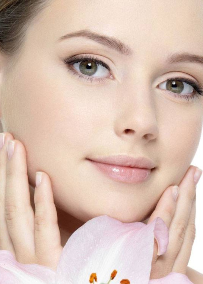استخدمي ماسك الدقيق وزيت الزيتون لإزالة الشوائب