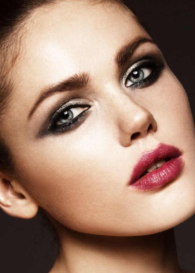 طريقة تطبيق مكياج دخاني جذاب خطوة بخطوة