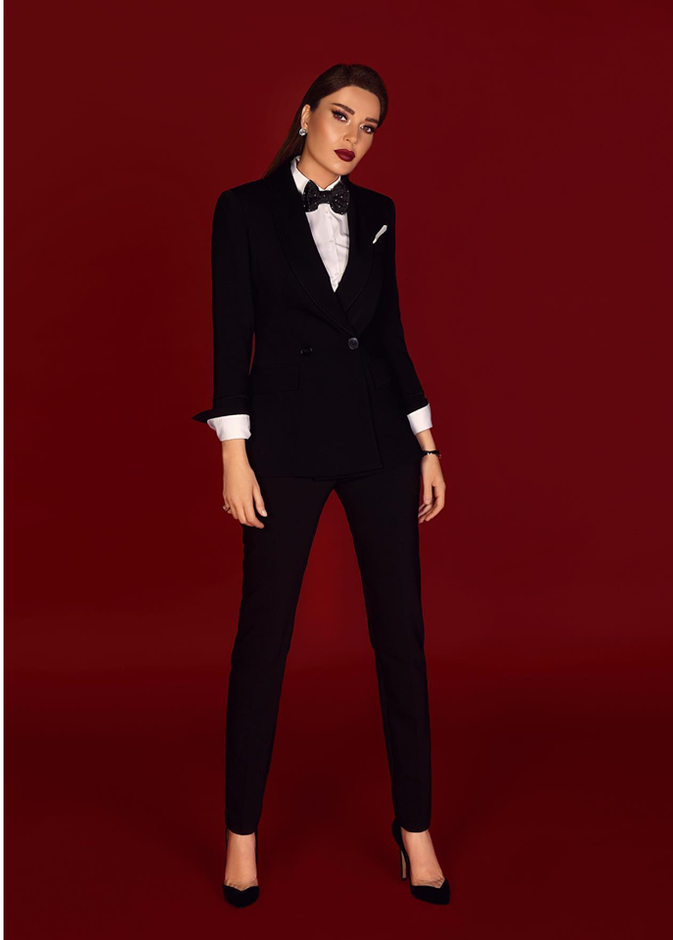 احدث موديلات بدلات رسمية كلاسيكية تناسب طوال القامة مستوحاة من اطلالات سيرين عبدالنور