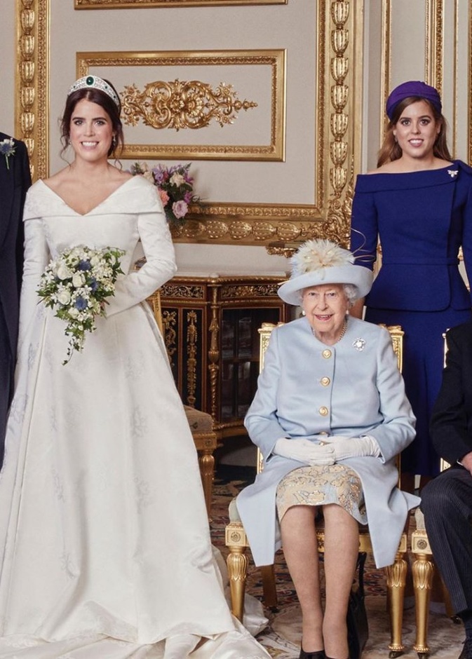 الأميرة يوجين تنشر صور من حفل زفافها تجمعها بجدها الأمير فيليب