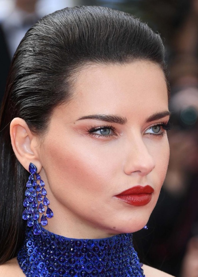  أقراط الياقوت الأزرق من شوبارد اعتمدتها أدريانا ليما