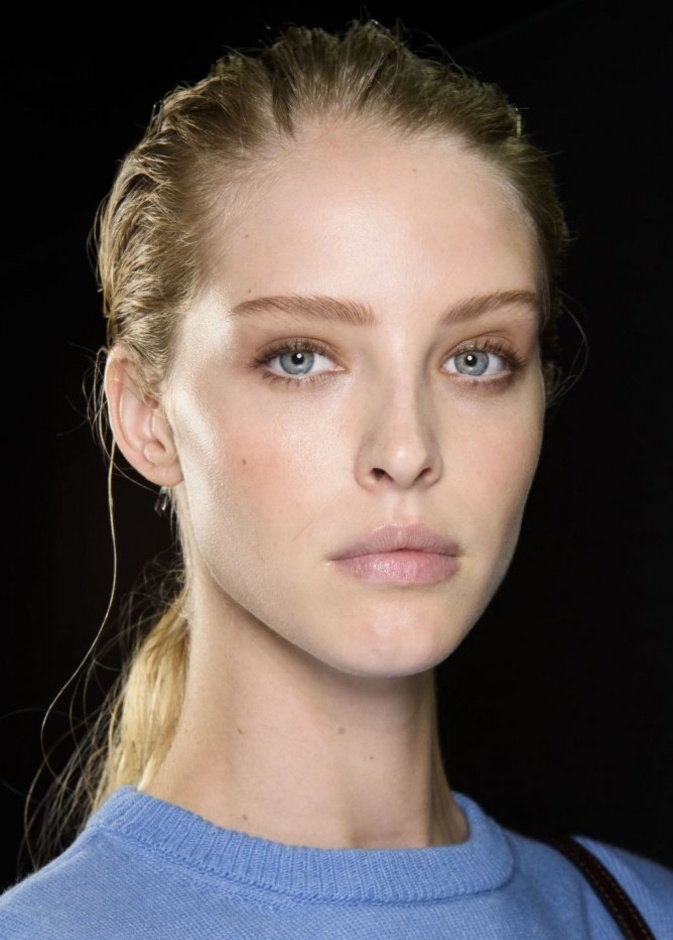 طريقه رسم الحواجب الخفيفة والمنتظمة من Alberta Ferretti