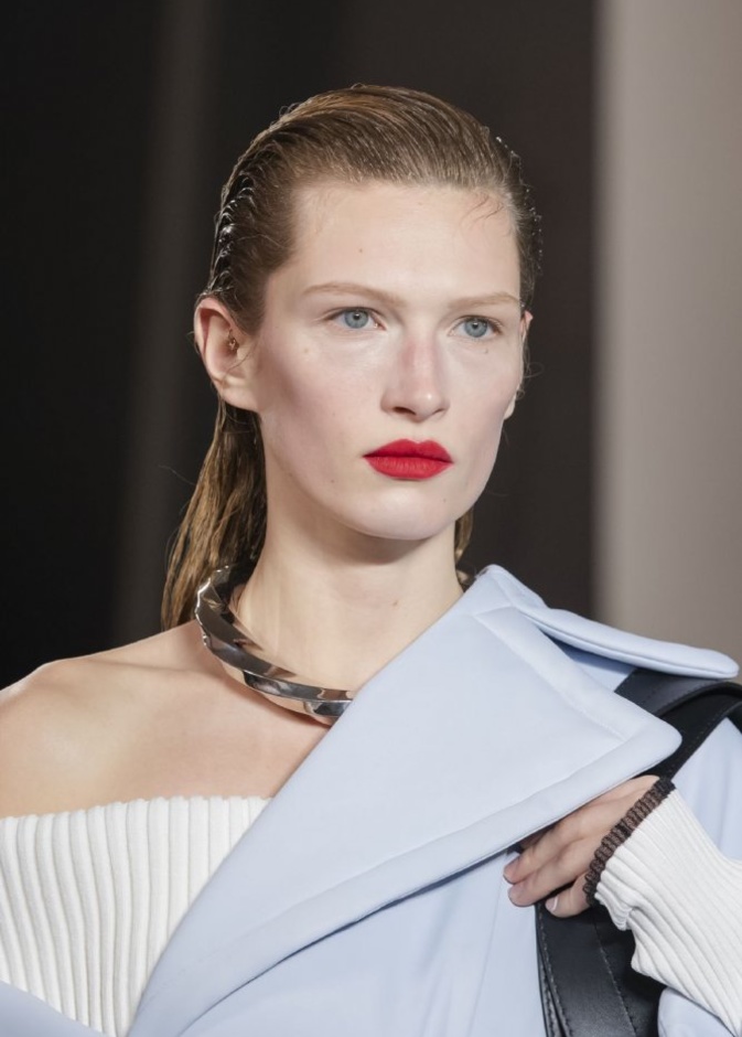 الوان احمر شفاه حمراء وفاتحة من دار Proenza Schouler