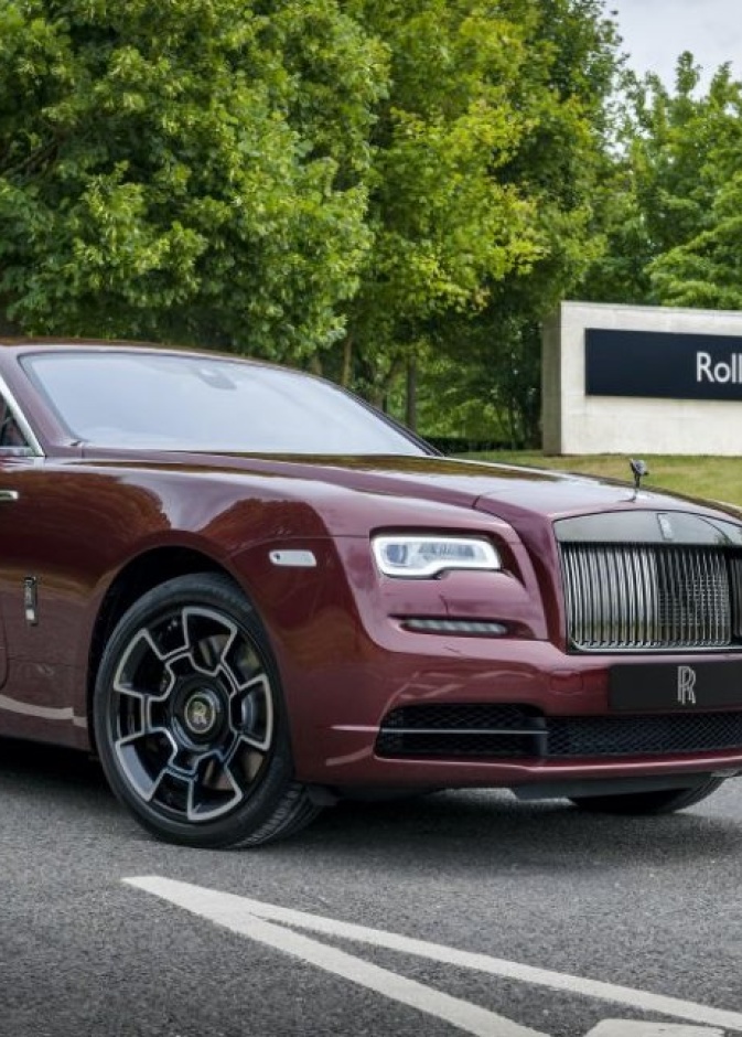 دار رولز-رويس تستأنف مراسم تسليم السيارات للعملاء بعد إعادة افتتاح المصنع